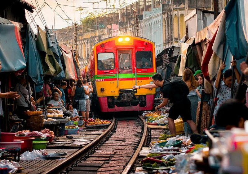viaje en Tailandia - Mercado sobre las vias Tailandia